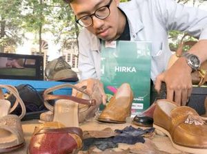 Pria ini Raup Rp 60 Juta Jualan Sepatu Kulit Ceker Ayam