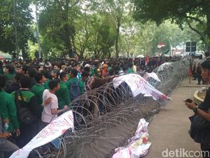 Demo di DPRD Sumut, Mahasiswa Goyang-goyang Kawat Berduri