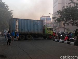 Sandera Truk, Mahasiswa Tutup Jalur Utama Penghubung Makassar-Gowa
