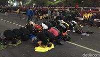 Massa Aksi Gelar Salat Maghrib Berjamaah di Tol Dalkot