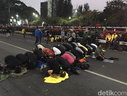 Massa Aksi Gelar Salat Maghrib Berjamaah di Tol Dalkot