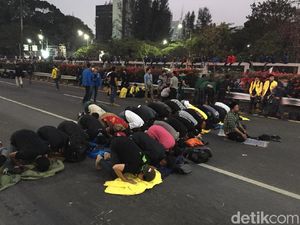 Massa Aksi Gelar Salat Maghrib Berjamaah di Tol Dalkot