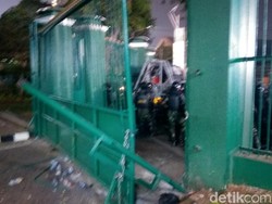 Gerbang DPR di Depan Perbakin Dijebol, Polisi Buat Barikade
