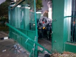 Gerbang DPR di Depan Perbakin Dijebol, Polisi Buat Barikade Gerbang DPR di Depan Perbakin Dijebol, Polisi Buat Barikade