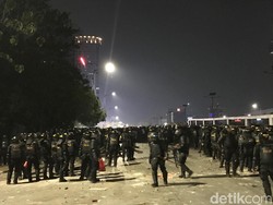 Masih Panas di Slipi, Massa Lempari Batu ke Brimob