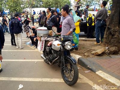 Wow, Tukang Siomay Pakai Motor Gaul di Tengah Demo
