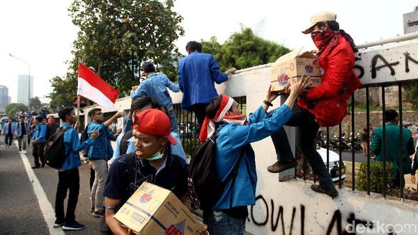 Air Minum dari Warga Untuk Mahasiswa yang Demo di Depan DPR