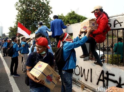 Air Minum dari Warga Untuk Mahasiswa yang Demo di Depan DPR