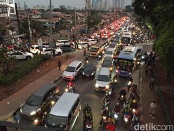Terjebak Macet Gara-gara Demo? Ini Tips Penangkal Stres Biar Tetap Kalem