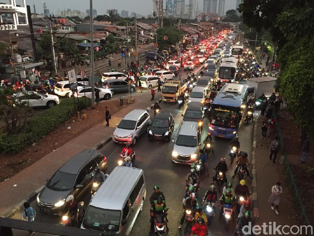 Terjebak Macet Gara-gara Demo? Ini Tips Penangkal Stres Biar Tetap Kalem Terjebak Macet Gara-gara Demo? Ini Tips Penangkal Stres Biar Tetap Kalem