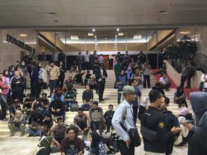 Kena Dampak Gas Air Mata, Pegawai di Kompleks DPR Dievakuasi ke Nusantara V