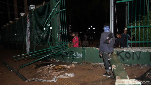 Pagar Gedung DPR yang Jebol Langsung Diperbaiki