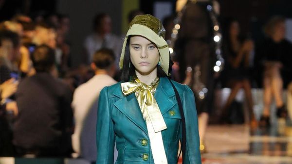 Foto: 15 Busana Timeless dari Prada di Milan Fashion Week 2019