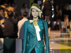 Foto: 15 Busana Timeless dari Prada di Milan Fashion Week 2019