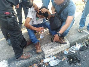 Wartawan Liput Demo Ricuh di Makassar Dipukul Oknum Polisi