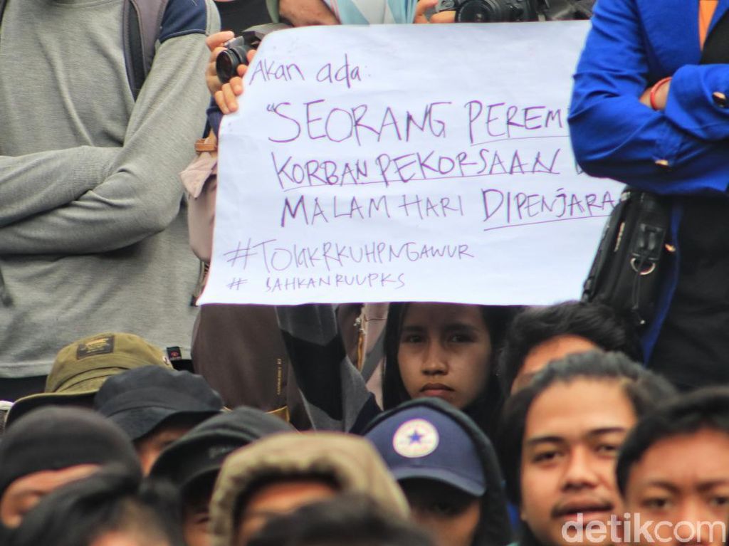 Baleg Minta Masukan 12 Pasal RKUHP, Dari Aborsi hingga Penghinaan Presiden Baleg Minta Masukan 12 Pasal RKUHP, Dari Aborsi hingga Penghinaan Presiden