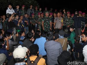 Polisi Dialog dengan Massa Mahasiswa