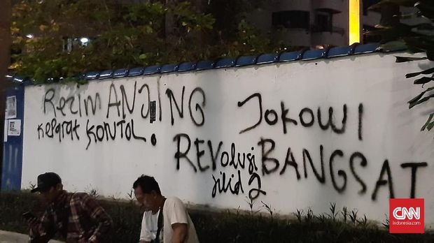 Sejumlah fasilitas publik jadi 'korban' vandalisme oleh pada aksi yang berujung rusuh di depan gedung DPR RI, Senayan, Jakarta, Selasa (24/9).