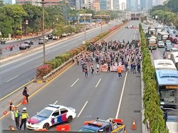 Lagi, Massa Pendemo Berjalan Kaki di Tol Semanggi Menuju ke DPR