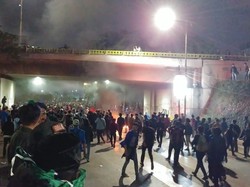 Mahasiswa di Jl Gatsu Menyerang Pakai Batu dan Petasan, Polisi Mundur