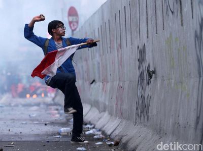 Suasana Saat Mahasiswa-Polisi Bentrok di Depan Gedung DPR