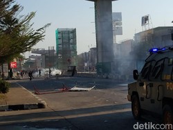 Tembakan Gas Air Mata Halau Lagi Mahasiswa Makassar Dekati DPRD Sulsel