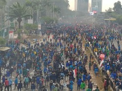 Masih Bikin Mata Perih, Berapa Lama Efek Gas Air Mata Akan Hilang?