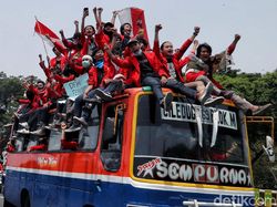 Naik Bus Hingga Truk, Mahasiswa Konvoi ke DPR