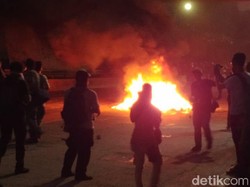 Massa Mahasiswa Tembakkan Petasan ke Polisi