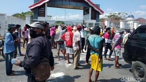 Blokir Jalan, Petani Tuntut Harga Garam Naik Jadi Rp 500/Kg