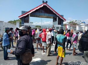 Blokir Jalan, Petani Tuntut Harga Garam Naik Jadi Rp 500/Kg