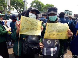Bendera Kuning RIP Demokrasi Warnai Demo Mahasiswa di Depan DPR