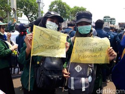 Bendera Kuning RIP Demokrasi Warnai Demo Mahasiswa di Depan DPR
