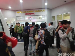 Penuh Drama di IGD, Demonstran Panik dan Luka Minta Telepon Mama Penuh Drama di IGD, Demonstran Panik dan Luka Minta Telepon Mama