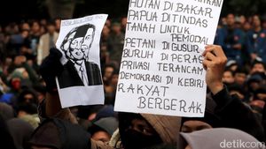 Melihat Lagi Tulisan-tulisan Lucu di Spanduk Aksi Mahasiswa