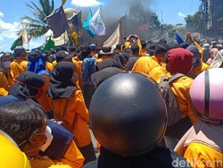 Desak Jokowi Bikin Perppu KPK, Massa #Pareparemelawan Blokade Jalan