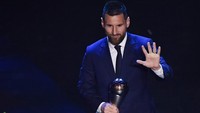 Lionel Messi berhasil meraih gelar Pemain Terbaik FIFA 2019. La Pulga mendapatkan 46 poin dari pemilih mengungguli Virgil van Dijk (38 poin) dan Cristiano Ronaldo (36 poin) (Foto: Marco Bertorello / AFP)