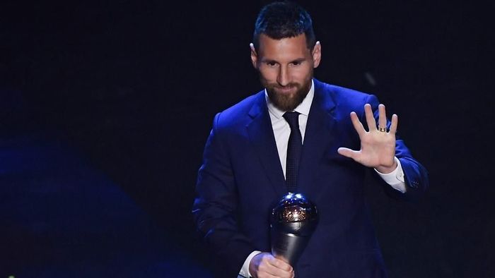 Lionel Messi memenangi gelar Pemain Terbaik FIFA 2019, mengalahkan Cristiano Ronaldo. (Foto: Marco Bertorello / AFP)