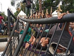 Demonstran Jebol Pagar DPRD Jabar, Polisi Tembakkan Gas Air Mata