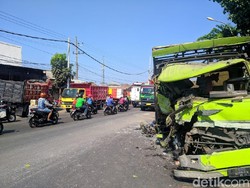 Dua Truk Adu Banteng di Mojokerto, Satu Orang Tewas