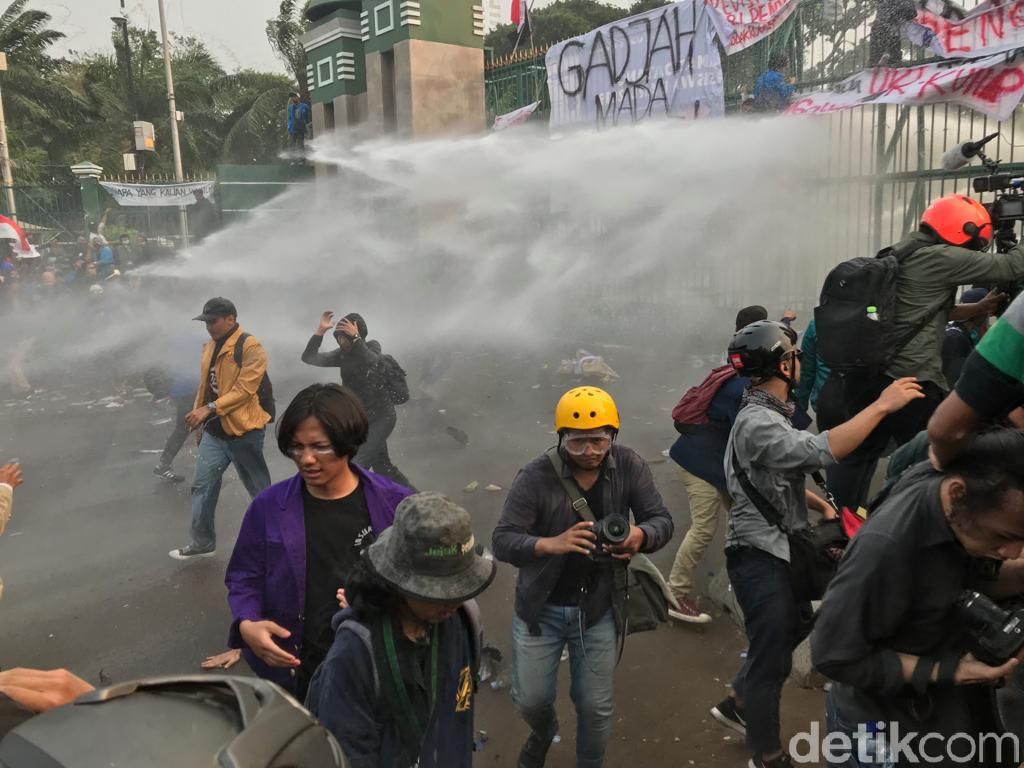 Video Bentrokan Mahasiswa dan Polisi di DPR