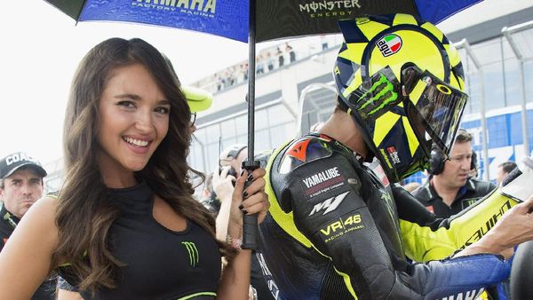 Senyum Manis Umbrella Girl MotoGP Aragon