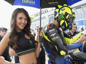 Senyum Manis Umbrella Girl MotoGP Aragon Senyum Manis Umbrella Girl MotoGP Aragon