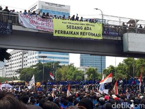Mahasiswa Mulai Merangsek Masuk ke Jalan Tol Depan DPR