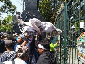 Bawa Pocong dan Keranda, Mahasiswa Semarang Demo di Depan DPRD Jateng
