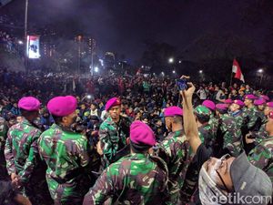 Bertemu Prajurit TNI, Mahasiswa yang Demo DPR Nyanyi Garuda Pancasila