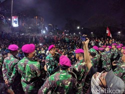 Bertemu Prajurit TNI, Mahasiswa yang Demo DPR Nyanyi Garuda Pancasila