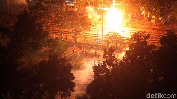 Massa Bakar Pos Polisi Palmerah Timur