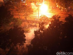 Massa Bakar Pos Polisi Palmerah Timur