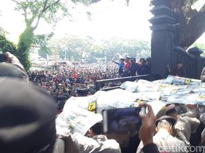 Demo di DPRD Kota Malang Ricuh, Wakapolda Jatim: Itu Aksi Spontan Demo di DPRD Kota Malang Ricuh, Wakapolda Jatim: Itu Aksi Spontan